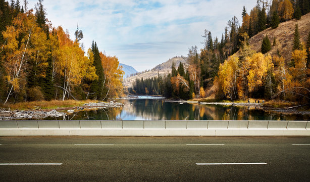 Empty Asphalt Road And Lake Mountain Background .