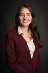 Bewerbungsfoto einer Studentin auf schwarzem Hintergrund - L&auml;chelnde junge Frau im Portrait 