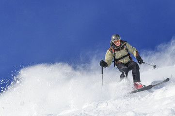 Fototapeta na wymiar dynamisch skifahren im Pulverschnee