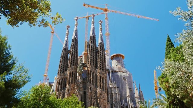 Steadicam shot: The famous Sagrada Familia temple in the summer