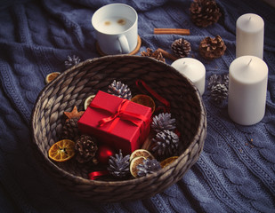 Obraz na płótnie Canvas gift and pine cones in christmas basket