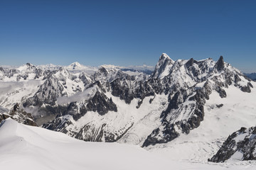 Fototapeta na wymiar Le massif du Mont-blanc vu depuis l'aiguille du midi à 3800 m d