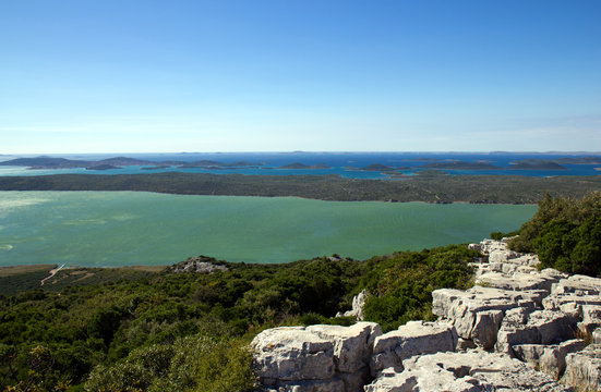 Ausblick von Kamenjak über den Vransko Jezero und kroatischen Inseln.