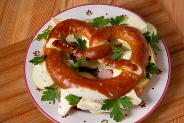 Breze mit Blauschimmelkäse, Apfel und Kassler