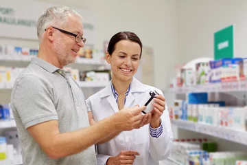 Papier Peint photo Lavable Pharmacie pharmacien montrant un médicament à un homme âgé à la pharmacie