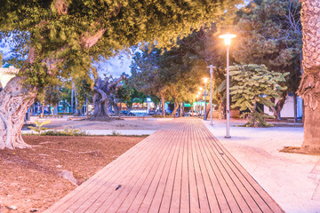 Фрагмент  красивого  парка  в Пафосе, Кипр. © ais60