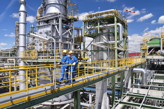 Arbeiter in einer Er&ouml;lraffinerie  //  industrieal workers in a refinery