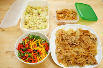Home cooked organic foods and leftovers in food containers for lunch box	作りおき タッパー 保存食 冷蔵庫 チルド お弁当 おかず お惣菜