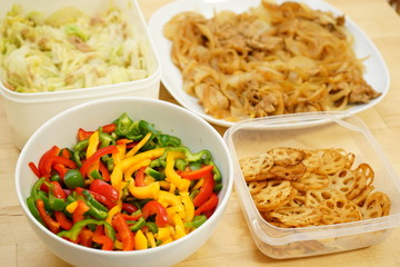 Home cooked organic foods and leftovers in food containers for lunch box	作りおき タッパー 保存食 冷蔵庫 チルド お弁当 おかず お惣菜