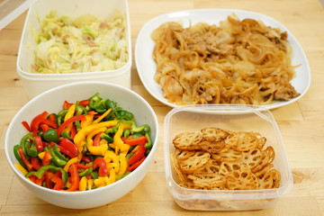 Home cooked organic foods and leftovers in food containers for lunch box	作りおき タッパー 保存食 冷蔵庫 チルド お弁当 おかず お惣菜