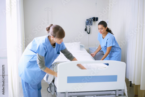 Two Female Nurses Making Hospital Bed In Ward Fotos De Archivo E two-female-nurses-making-hospital-bed-in-ward-fotos-de-archivo-e