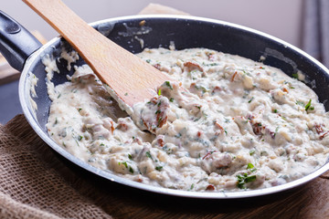 Chanterelle cream sauce on the pan
