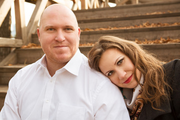 Obraz premium Young couple in love and having some autumn fun