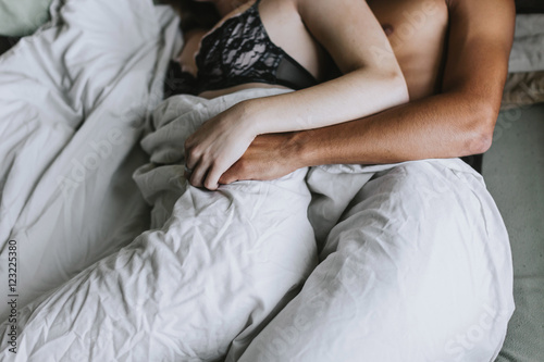 Секс на кровати одной пары