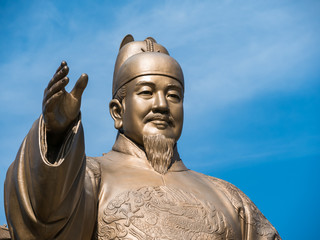 Fototapeta premium Statue of King Sejong at the Gwanghwamun square (光化門広場 世宗大王像) in Seoul, Korea