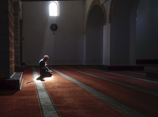 Muslims in the mosque draws rosary