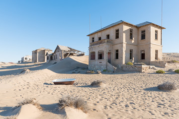 Häuser der ehemaligen Diamantenstadt Kolmannskuppe, Namibia - obrazy, fototapety, plakaty