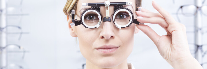 Eyeglasses and contact lenses measurement