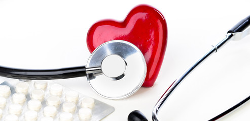 Herz Stethoscope und Tabletten