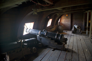 Старинная пушка на палубе корабля