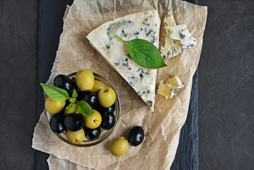 Blue cheese with black and green olive, basil and crispbread
