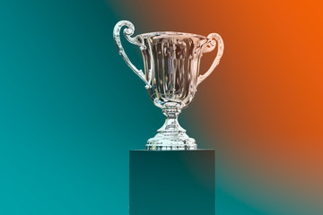 Pokal dunkel mit Komplementärfarbenbeleuchtung auf Sockel