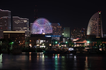 ライトが輝く横浜夜の景色