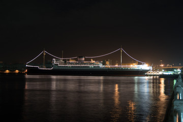 Fototapeta na wymiar 横浜の夜の港に輝く大きな船