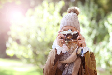 Fotografin mit Mütze & Kamera im Herbst