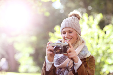 Fotografin mit Mütze & Kamera im Herbst