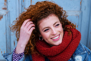 Retrato de moda de una chica joven, hipster, con moda de otoño 