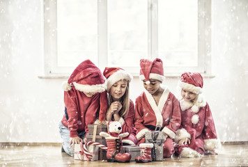 Kinder mit Geschenken 