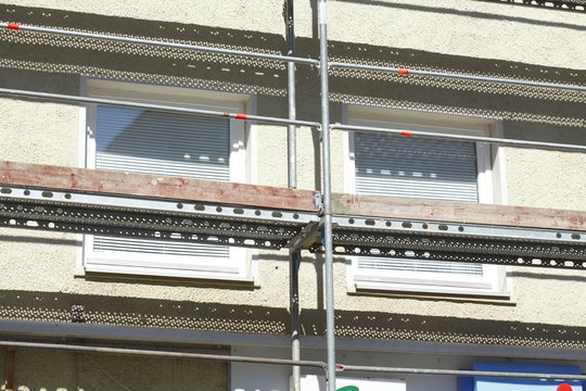 Baustelle Gerüst mit Fenstern