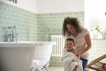 Moms Who Still Bathe With Sons