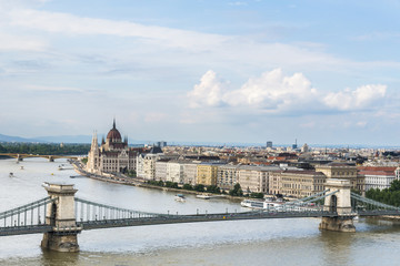 Obraz premium The Szechenyi Chain Bridge in Budapest, Hungary.