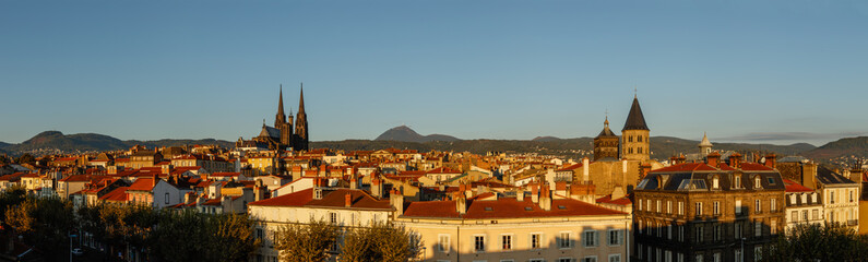 Clermont-Ferrand, The Cathédrale Nôtre-Dame-de-l'Assomption de Clermont faces the Puy de Dôme Volcano, France  - 123254307