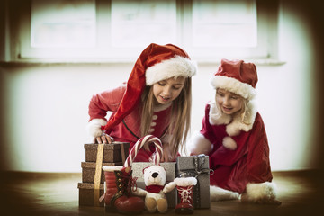 Mädchen bei den Weihnachtsgeschenken