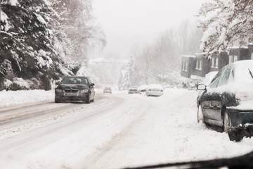 Straßenverkehr im Winter
