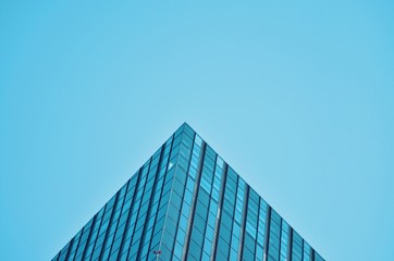 This picture shows a modern skyscraper in the middle of Vienna.