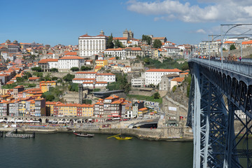 Fototapeta na wymiar Ansicht der Brücke Ponte Dom Luis I mit der Altstadt von Porto im Hintergrund