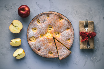 Angeschnittener Apfelkuchen
