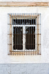 Obraz premium broken window with grid on a white wall