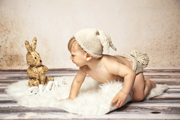 Baby krabbelt zum Hasen
