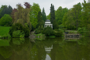 Obraz premium Spring Park. Lake in the spring park. Spring landscape.white building in a park