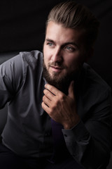 Schöner Mann mit träumerischen Blick 