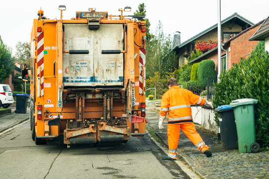 M&uuml;llabfuhr bei der Arbeit