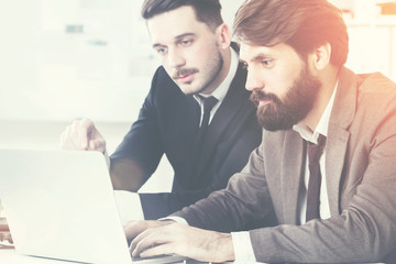 Fototapeta premium Stylish businesspeople discussing project