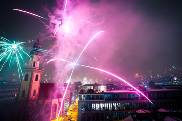 Stadtpanorama von Stuttgart zu Silvester mit Feuerwerk