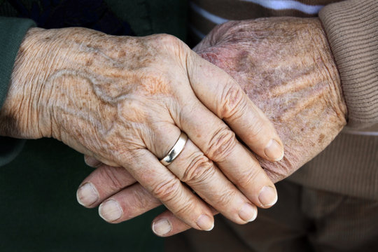 Alte Hände - Die Hände eines alten Ehepaares