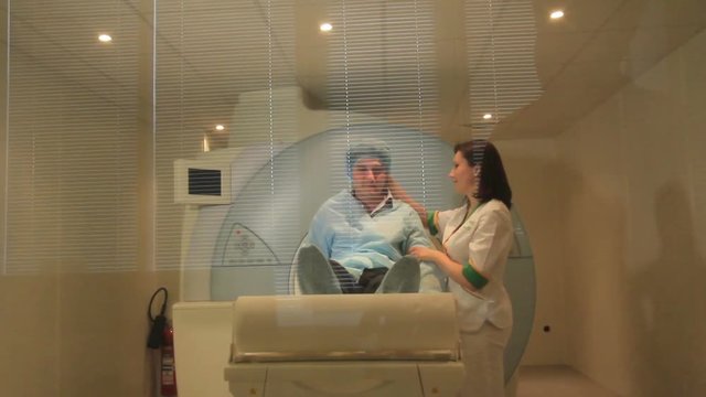 The Docter launches an MRI scannner CT